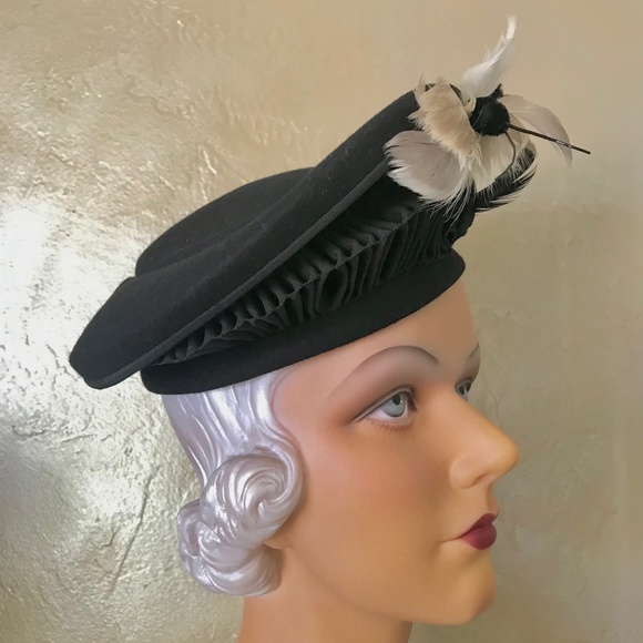 CHIC 1940s BLACK FELT HAT WITH INTRICATE GROSGRAIN AND BUTTERFLY FEATHER TRIM main image 9